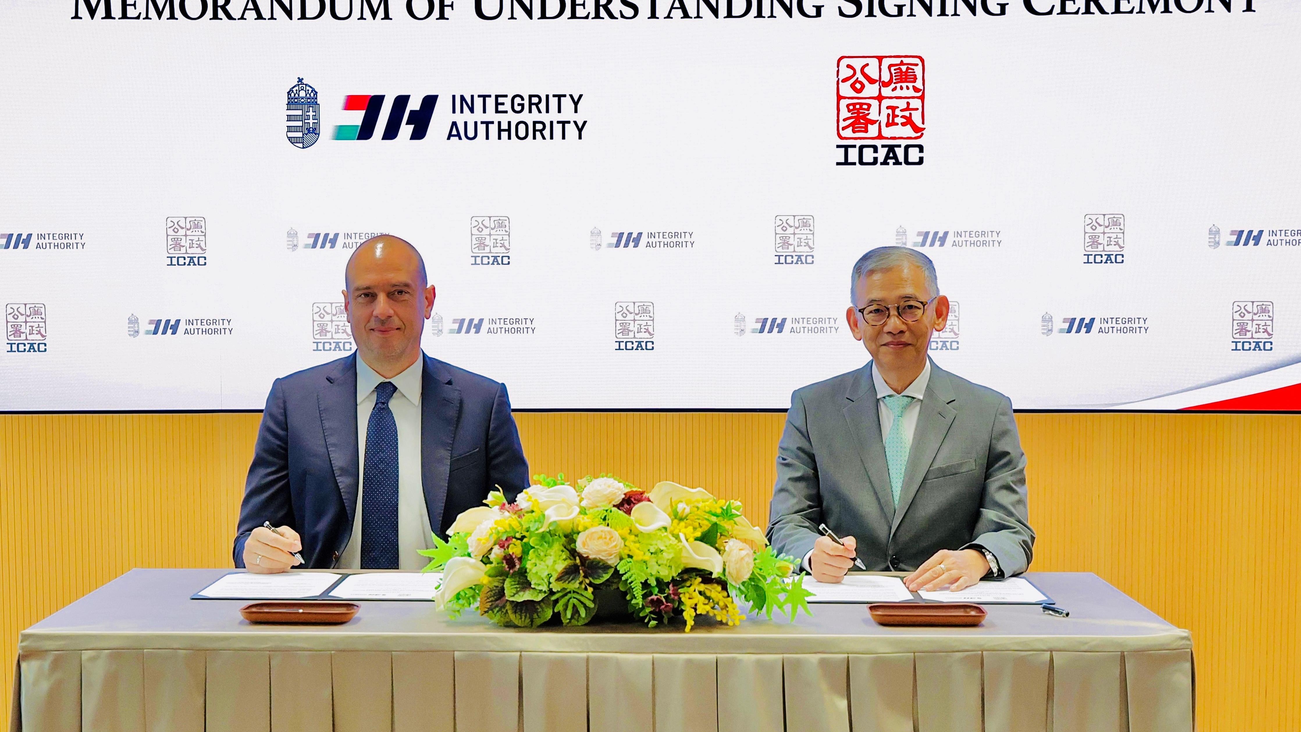 廉政專員胡英明與匈牙利廉政局局長交換合作諒解備忘錄。(廉署提供)
