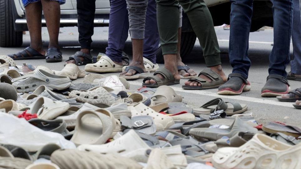 現場遺下大堆鞋子和雜物。(路透社)