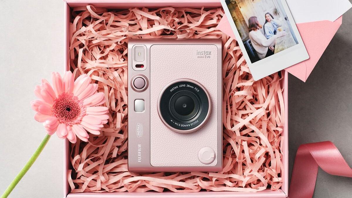 FUJIFILM instax mini Evo即影即有相機　推出全新玫瑰粉紅色