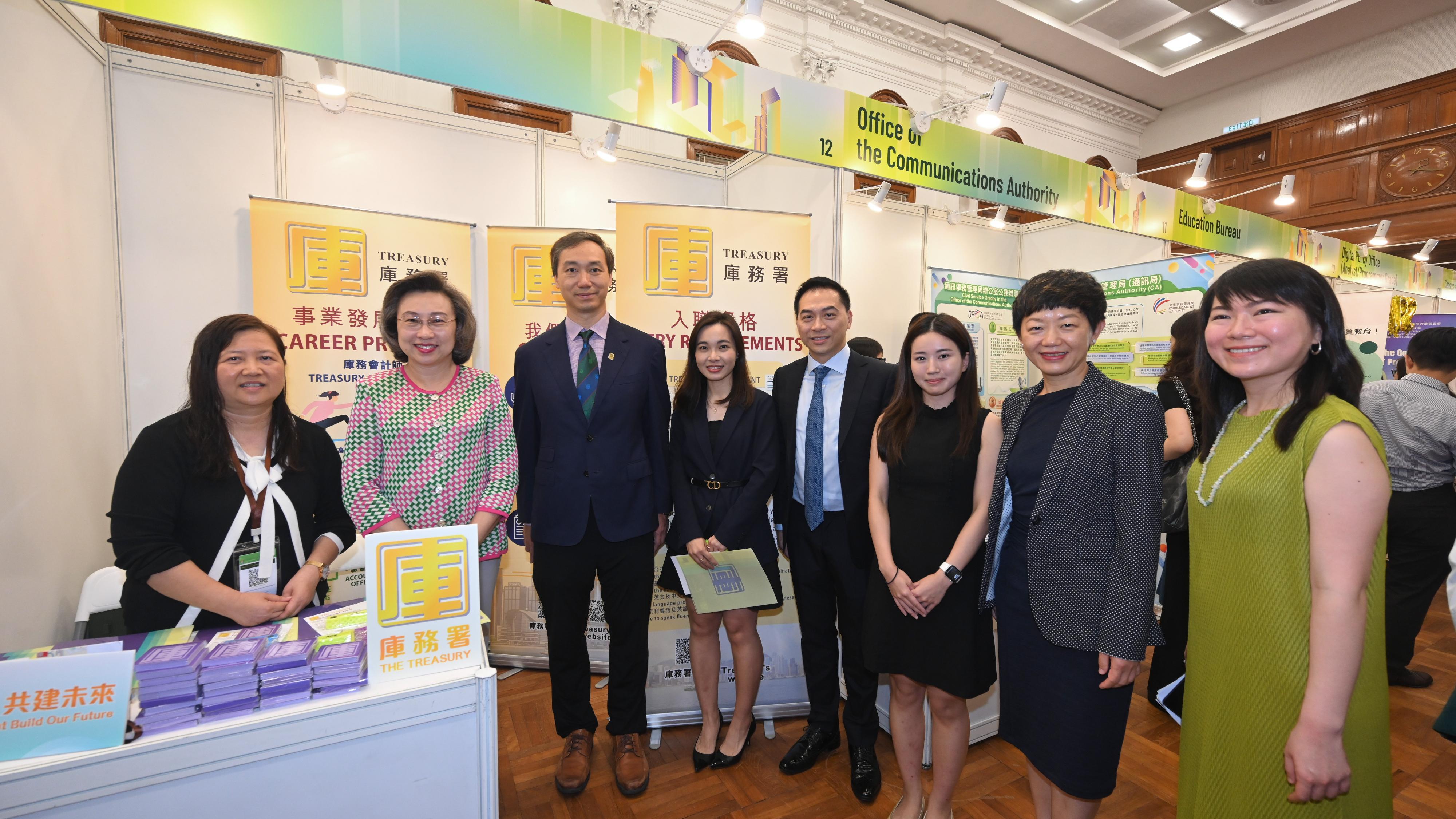 楊何蓓茵出席本年度首個在本地大學舉辦的政府職位招聘展覽(政府新聞處)