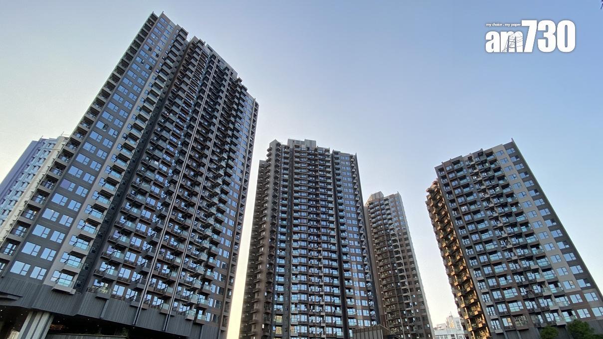 首置家庭客趕在減息前「執平貨」，以925萬元入市元朗朗城滙套三房，造價跌穿4年前一手價，帳蝕近26%。