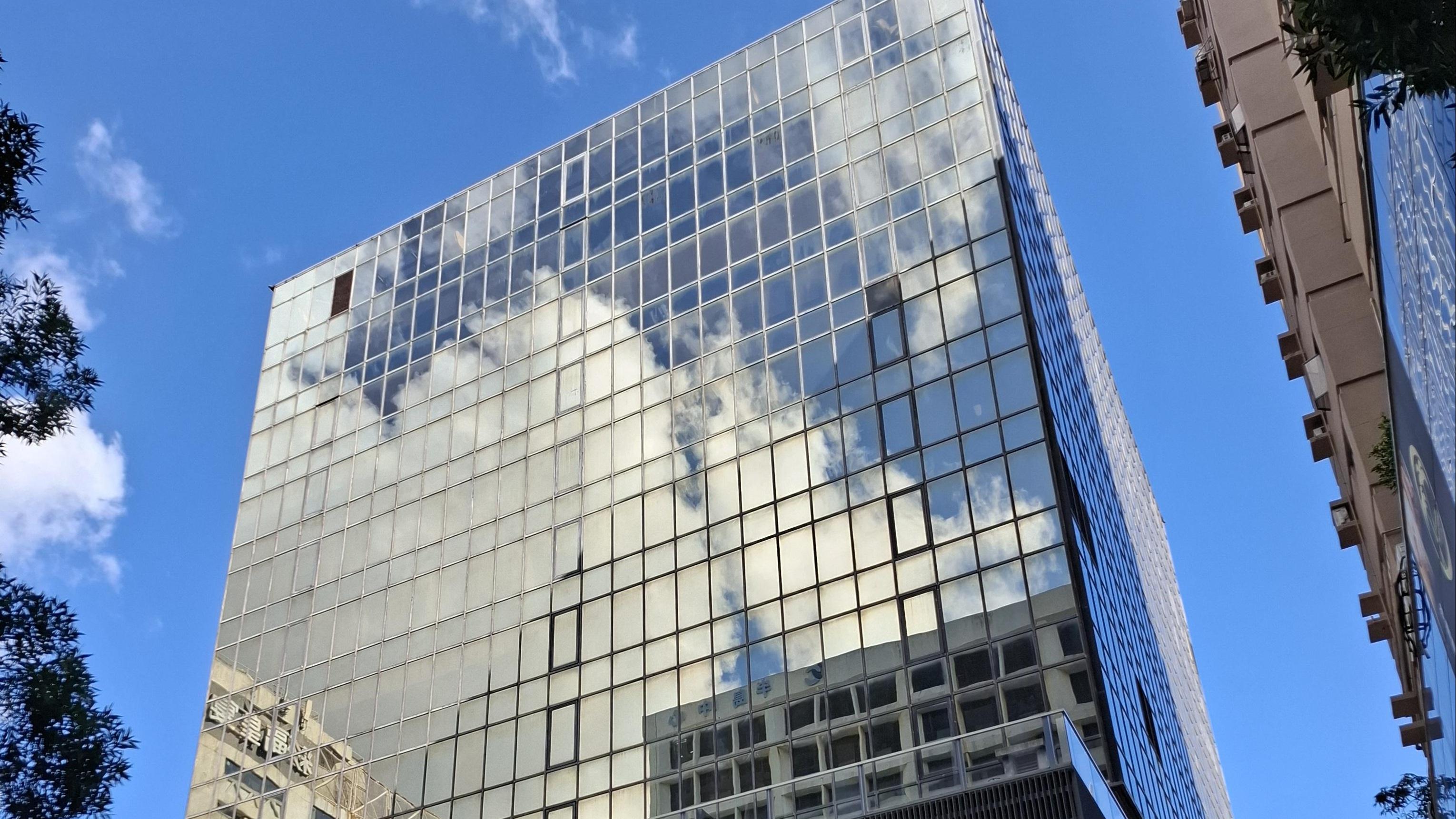 施政報告公布前夕，尖東明輝中心高層全層戶業主降低意向叫價近三成吸客，最新意向價約8,500萬元。