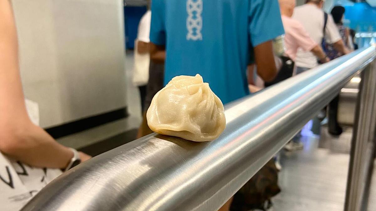 有網民日前在港鐵金鐘站一處欄杆，發現有一個完整的小籠包。(Threads圖片)