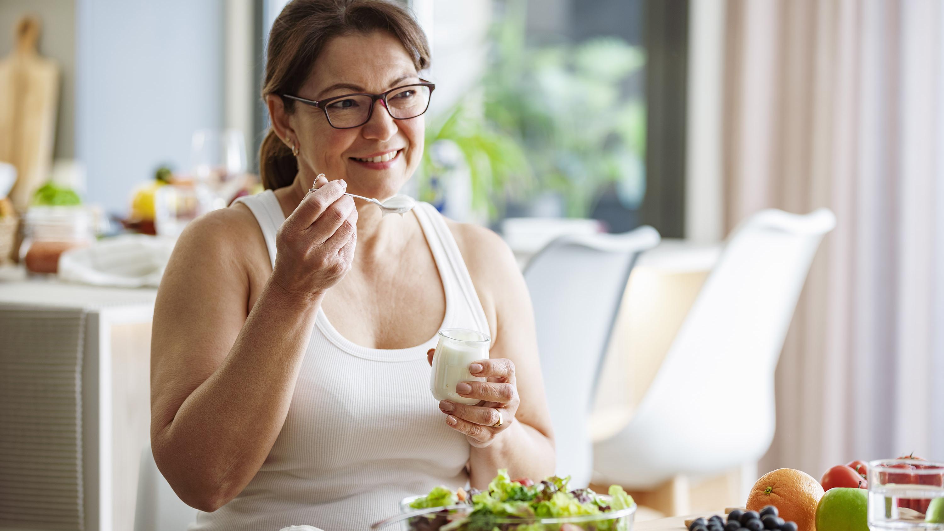 醫生建議，飲食上可多攝取牛奶、深綠色蔬菜與豆製品；運動則以慢跑、快走等負重運動為佳，並每天曬10至20分鐘太陽促進維生素D合成。