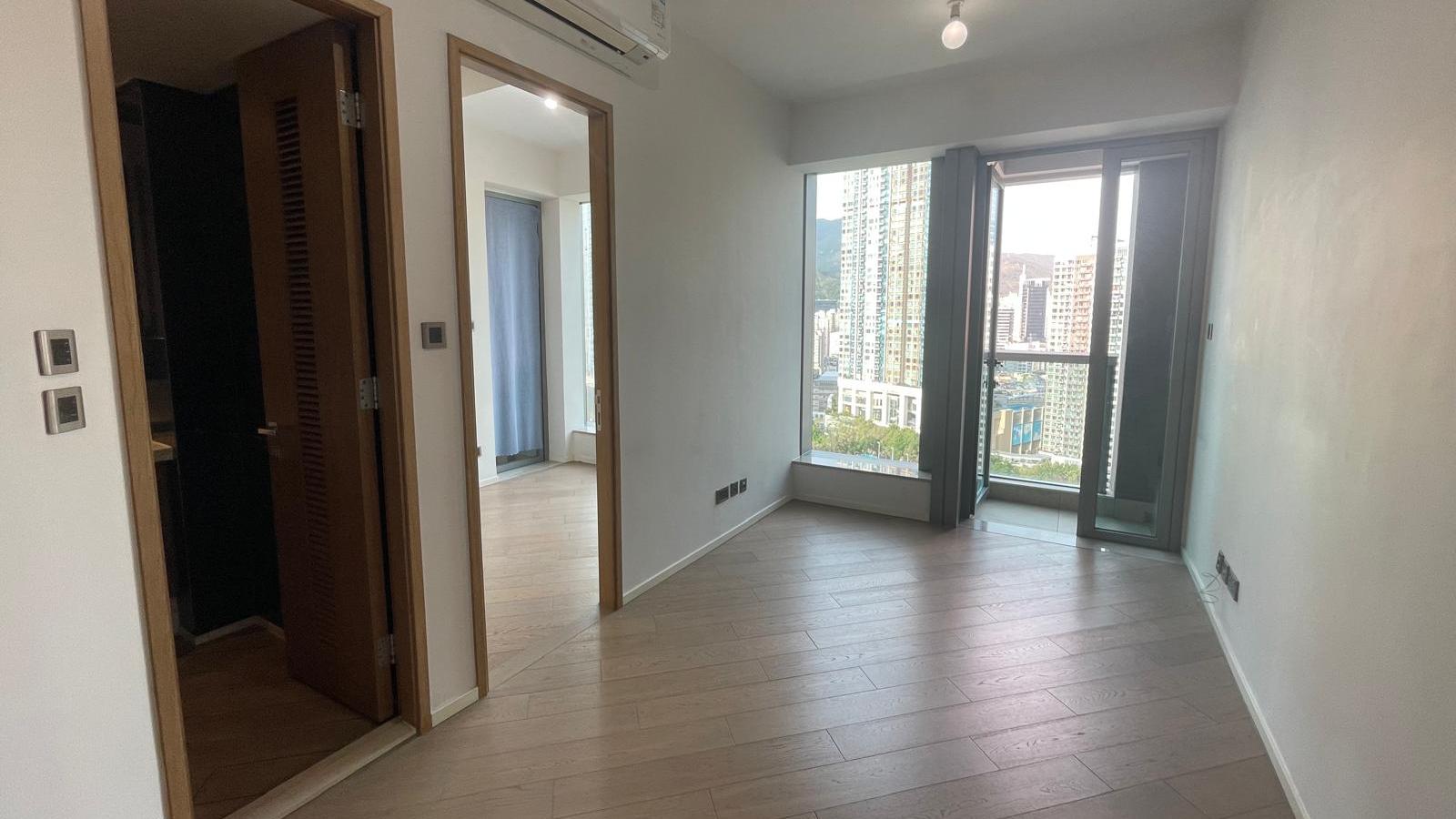 慈母斥565萬元入市荃灣柏傲灣一房，助愛兒上車；單位大廳四正見使，並設有小露台。(代理提供)