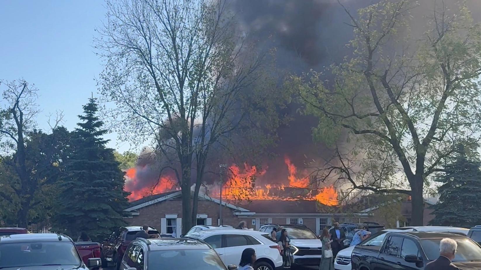 教堂遭縱火，火勢猛烈。(路透社)