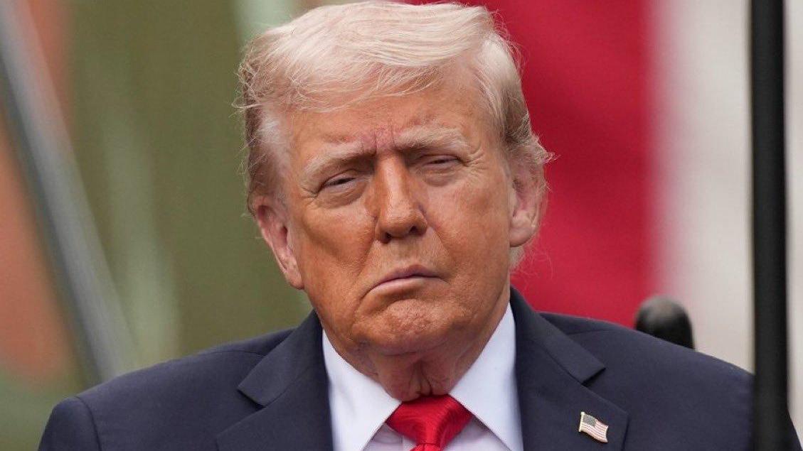 特朗普被外媒拍到右臉出現不自然下垂且嘴角歪斜。（圖／翻攝自X）