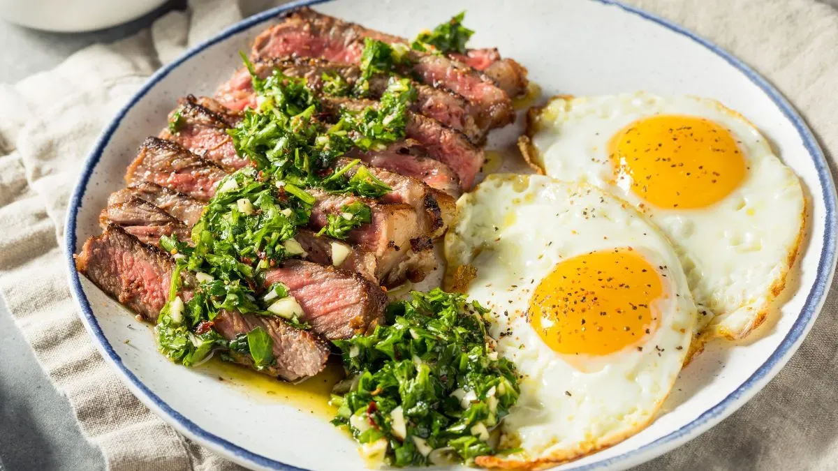 理想的蛋白質飲食模式，應以「豆類為主、魚類與家禽為輔、紅肉最少」為原則，並適量搭配蛋與乳製品。此種飲食方式不僅有助於降低慢性疾病風險，還能符合永續環境的需求。