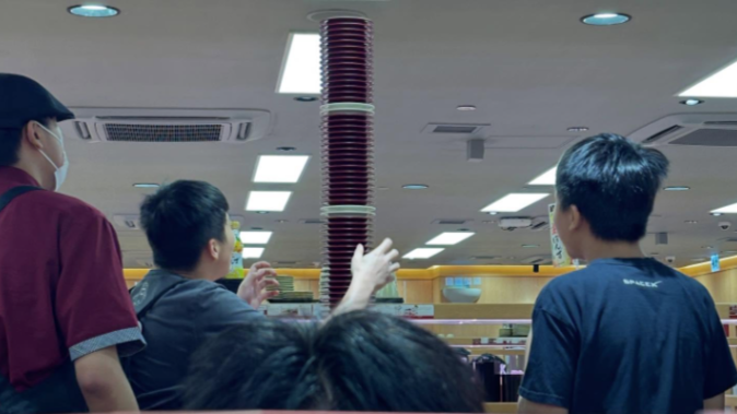 壽司郎食客將空碟疊上天花板，被質疑「壽司郎啲餐具同食物特別好玩？」(Threads圖片)