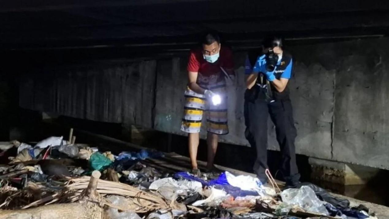 警方在發現屍體現場調查。(互聯網)