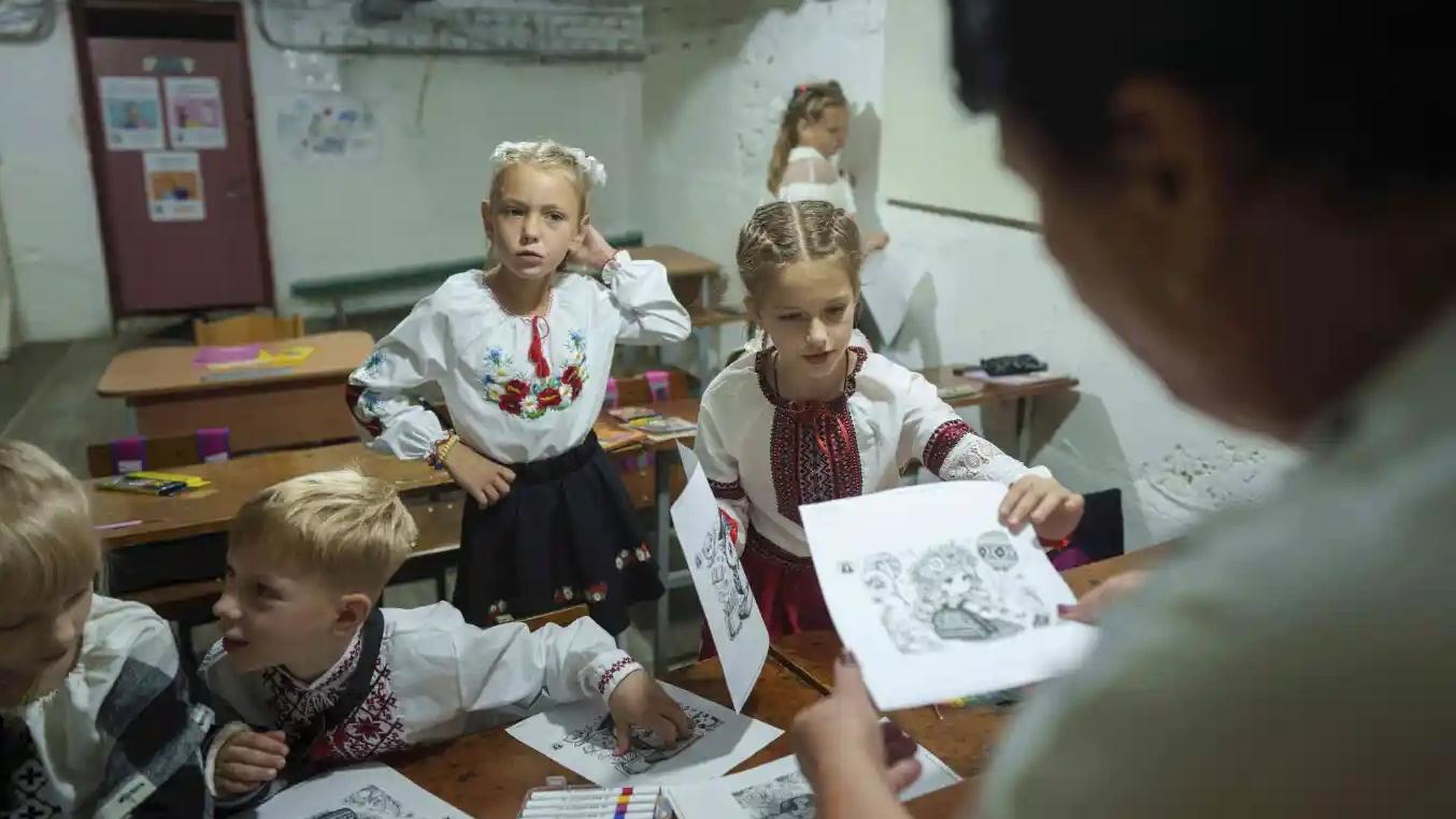 今年9月1日開學日，烏克蘭東北部蘇梅州一些兒童躲在政府大樓的地牢上課。(資料圖片)