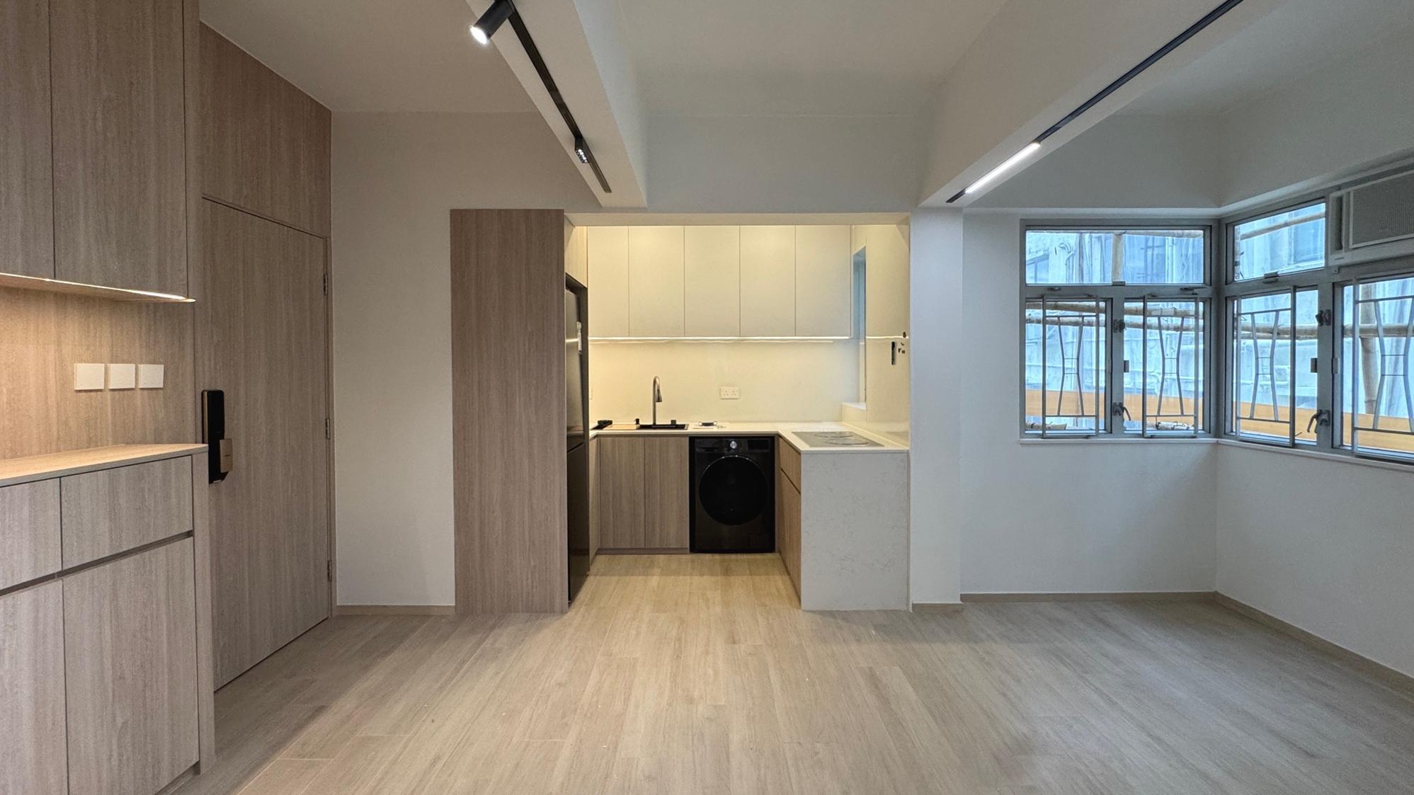 尖沙咀偉安大廈低層一房放盤，內櫳附超新淨靚裝修，大廳配搭開放式廚房，空間寬敞。