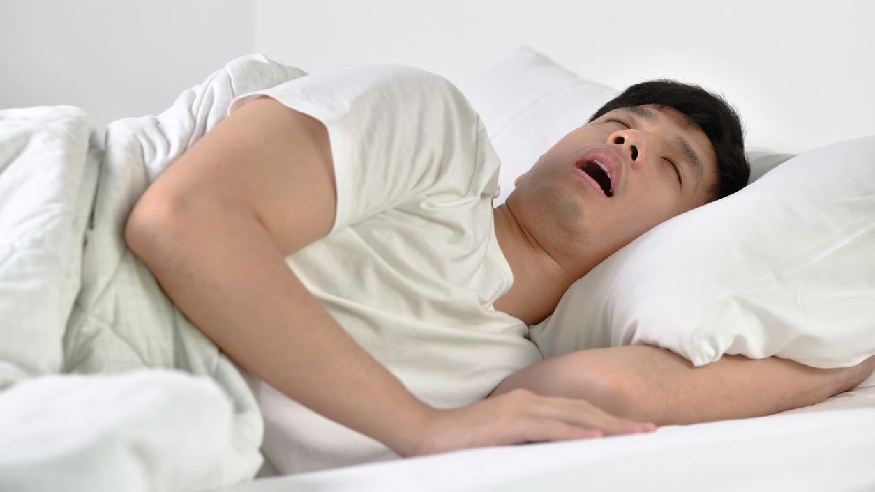 專家指出，觀察到人們在周末喝較多酒，有吸煙習慣的人也會吸得更多，除了睡眠時間變得不固定，患者在周末可能也比較難配合使用連續性正壓呼吸器(CPAP)等治療設備來控制病情。