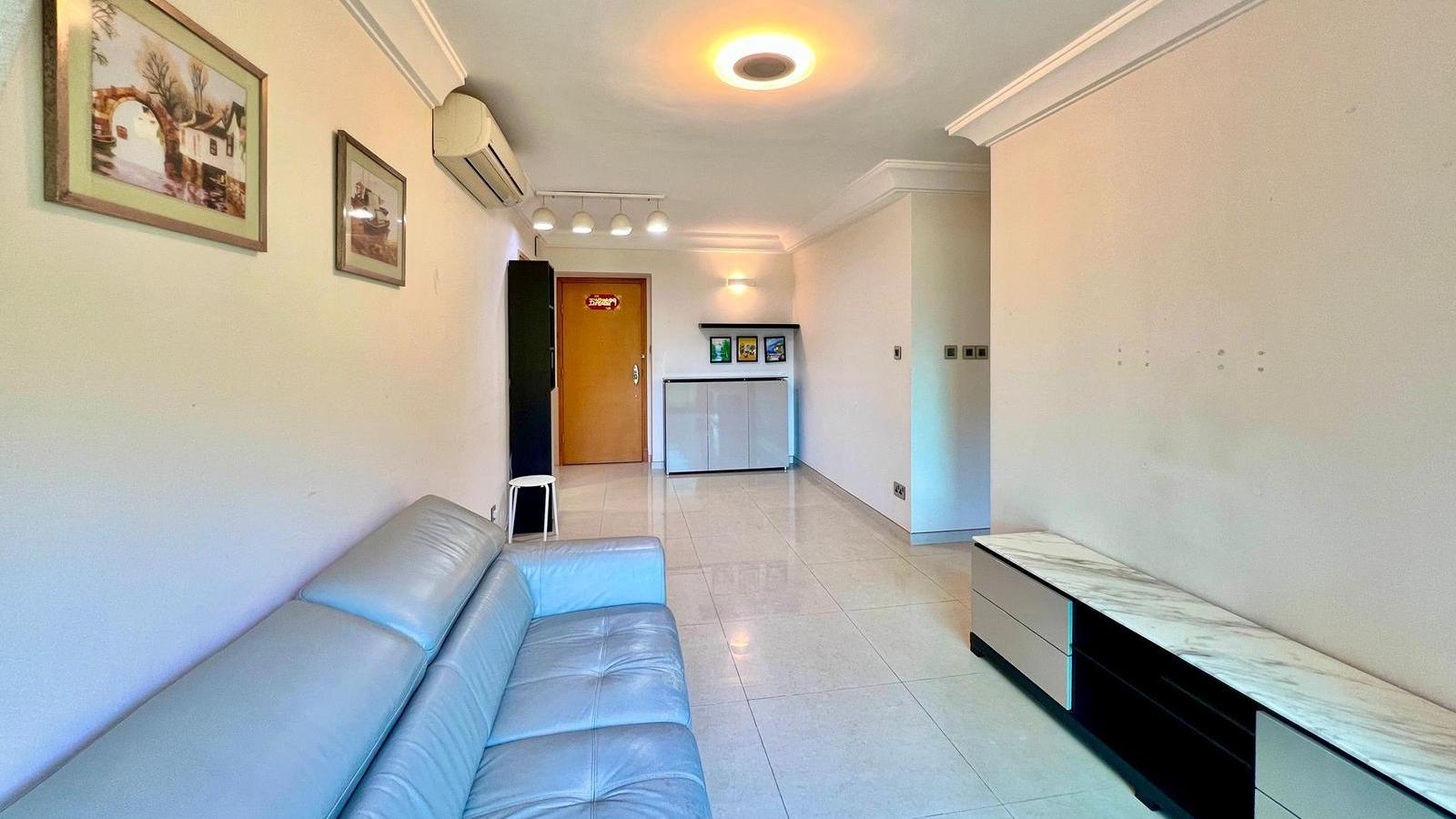 東涌映灣園高層兩房附有企理裝修，以蝕讓價558萬元易主。(代理提供)