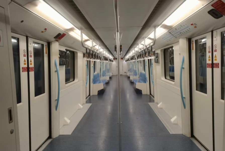 上海地鐵表示，針對9號線高峰可能出現的車廂擁擠情況，上海地鐵探索嘗試在滿足安全條件的情況下，在9號線列車部分車廂區域增加乘客站立面積。（網上圖片）