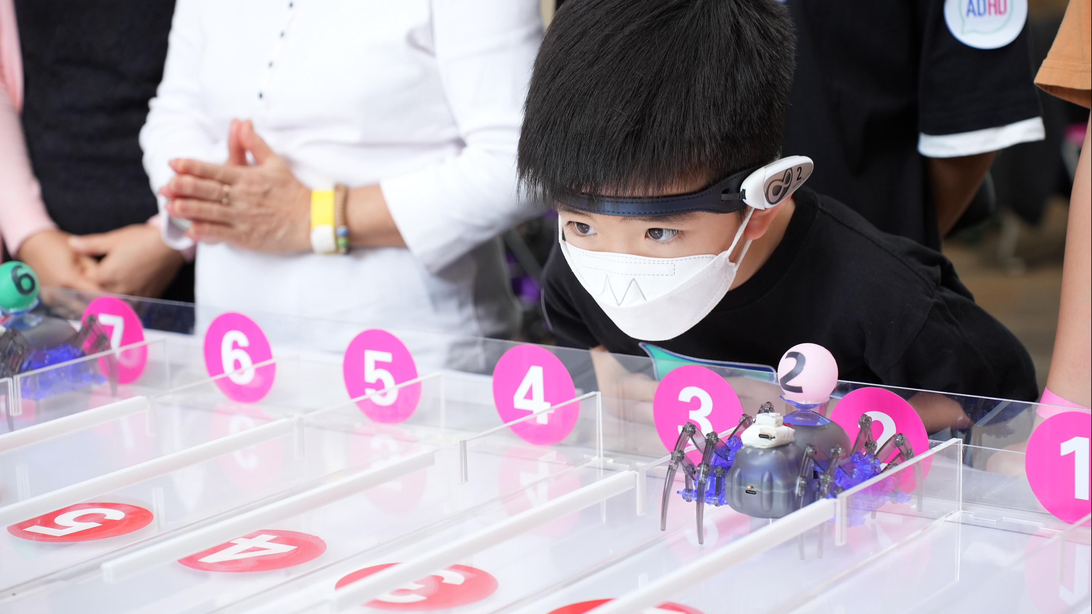 專注力機械蜘蛛賽跑今次重返會場，讓大家體驗專注力失調者的挑戰。