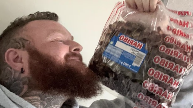 33歲男子3日狂吃6.6磅可樂軟糖 腹部劇痛入院「體內充滿明膠」