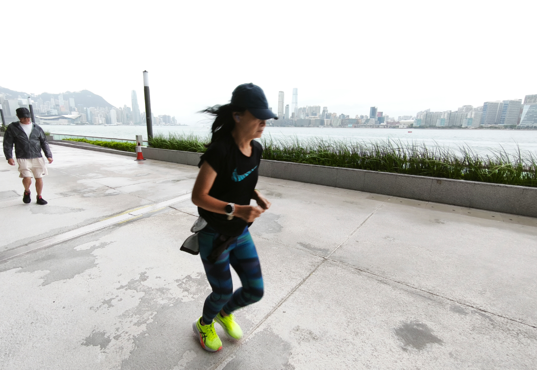 強烈東北季候風影響，香港天氣稍涼 (中通社)