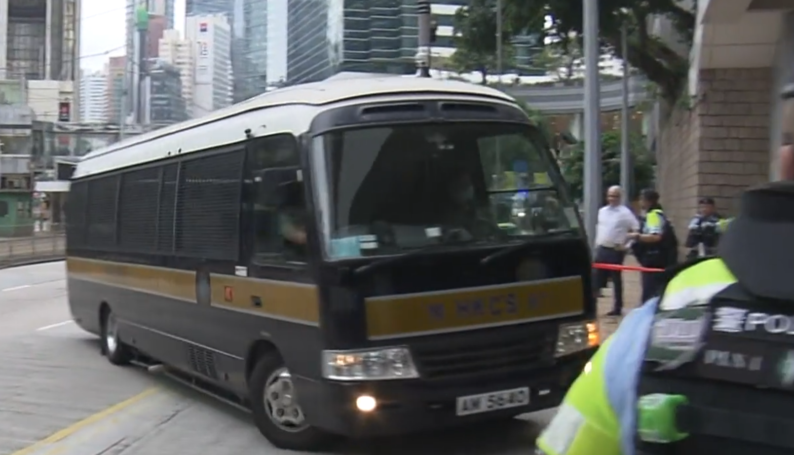 2020年爆炸品案3名被告串謀爆炸罪成，判囚16年8個月至18年。3名被告由囚車押送到高等法院。(now新聞台畫面)