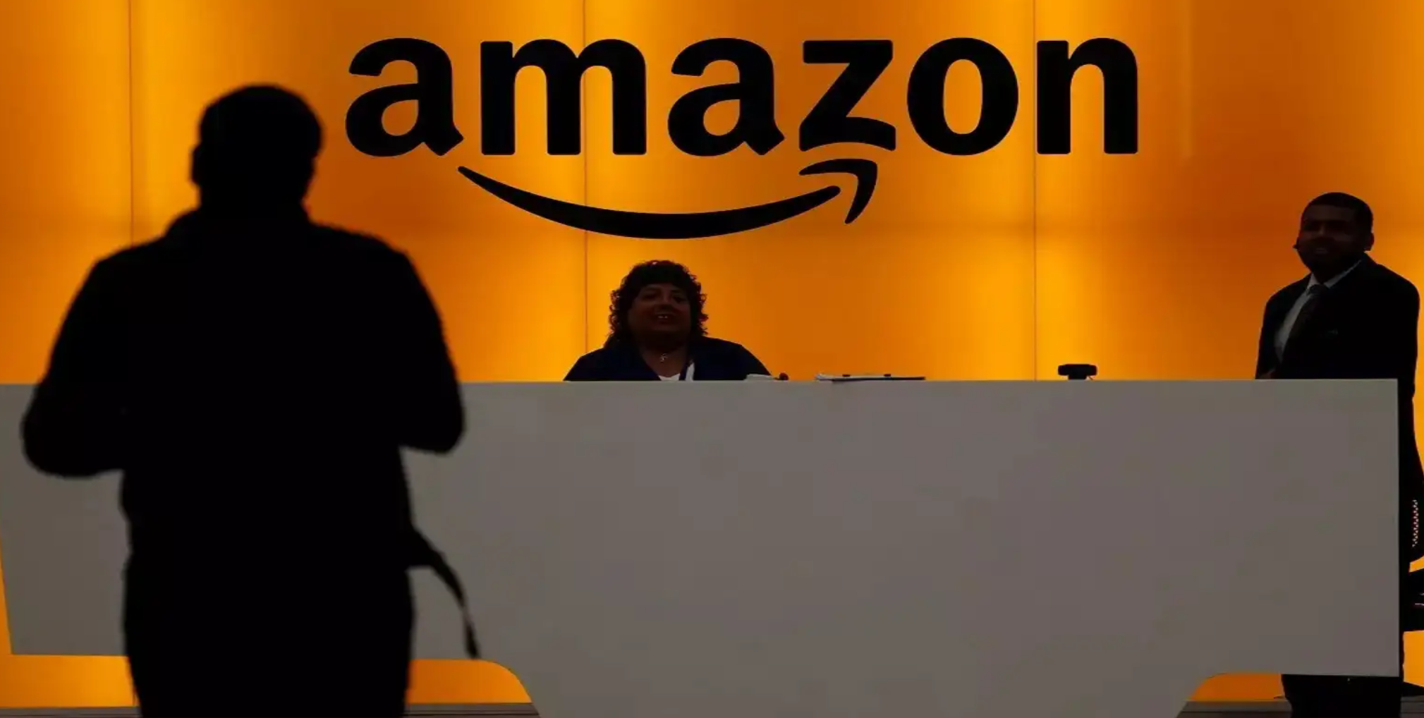 路透社引述消息報道，美國電商巨頭亞馬遜計劃裁員3萬人，佔約35萬名企業部門員工的近10%(路透社)