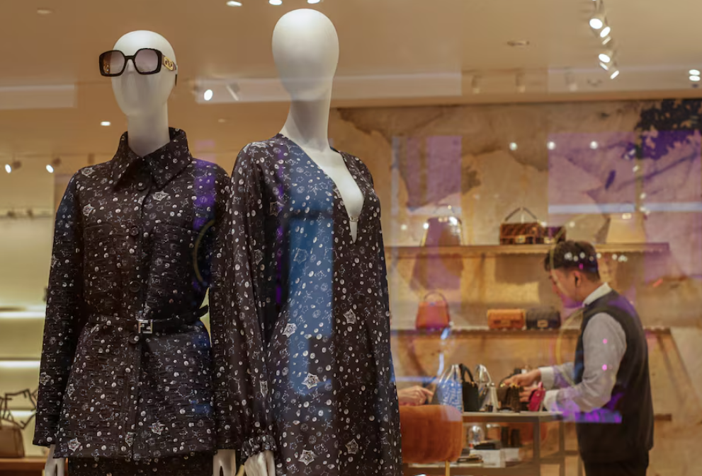 政府統計處發布的預先估計數字顯示，香港第三季經濟按年增長3.8%，較上季增加0.7個百分點，經季節性調整後按季比較，實質本地生產總值進一步上升0.7%。    (路透社)