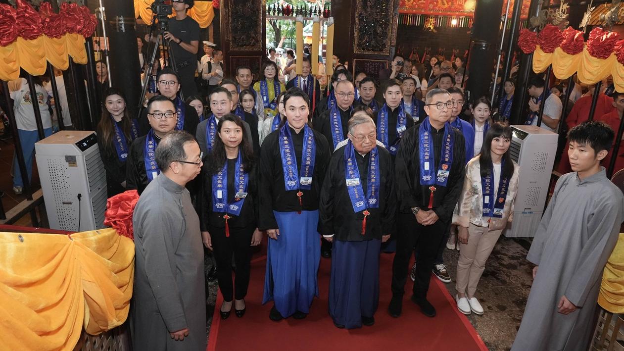 東華三院董事局成員於10月12日，在上環文武廟舉行秋祭後合照（圖片來源：東華三院）