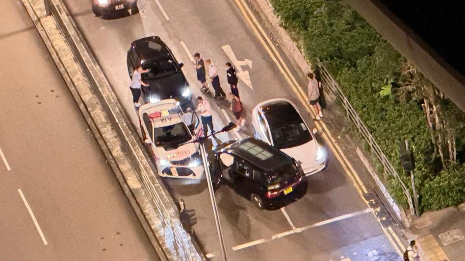 沙田七人車疑路滑失控，撞警車等3車，男司機涉危駕被捕。(FB/沙田之友)