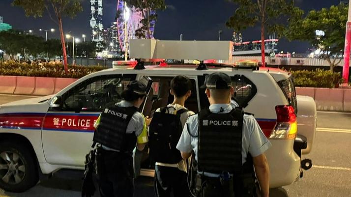 中環愛丁堡廣場內地男涉違規放無人機被捕。(警方圖片)