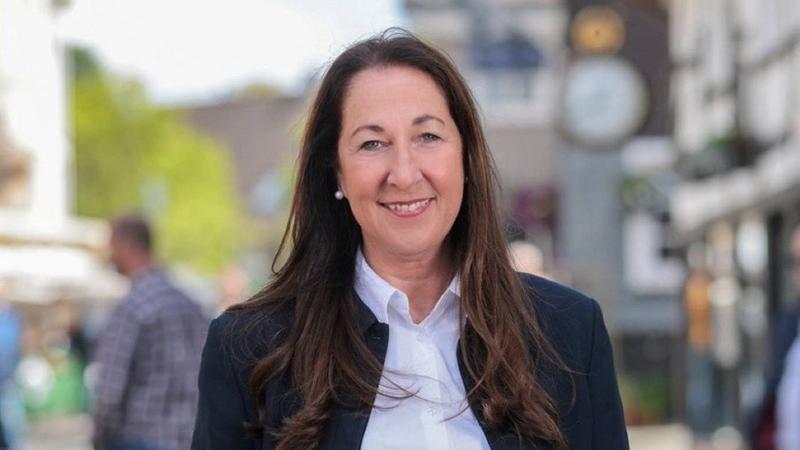 德國新當選女巿長被刺13刀命危，據報警帶走15歲養子。(X)