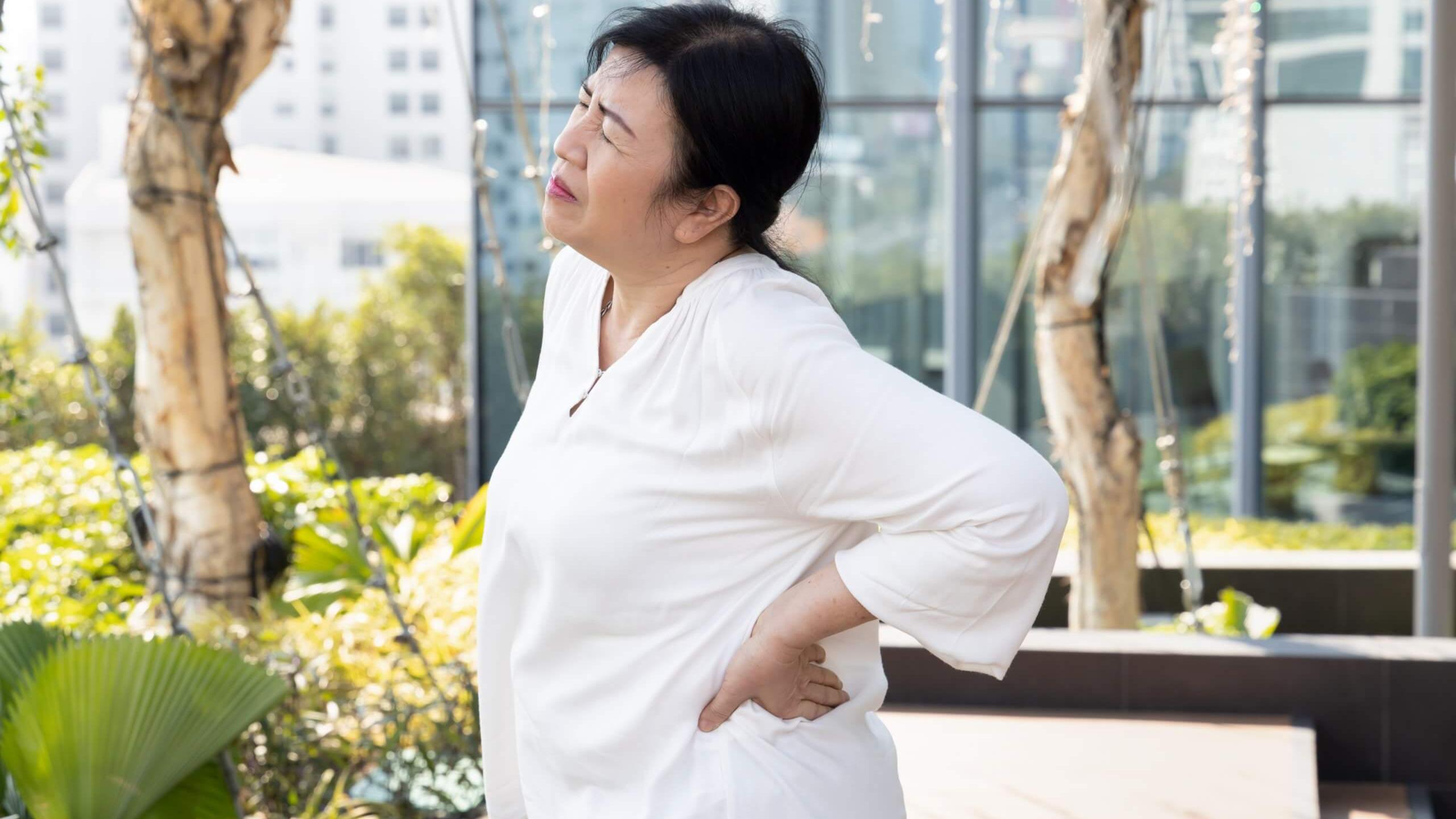 沒想到普通彎腰動作成為「多發性骨髓瘤」發作的最後一根稻草。接受標靶治療3個月後，她從坐輪椅恢復到可步行，挺過自體造血幹細胞移植挑戰，目前下背痛已改善，生活如常。