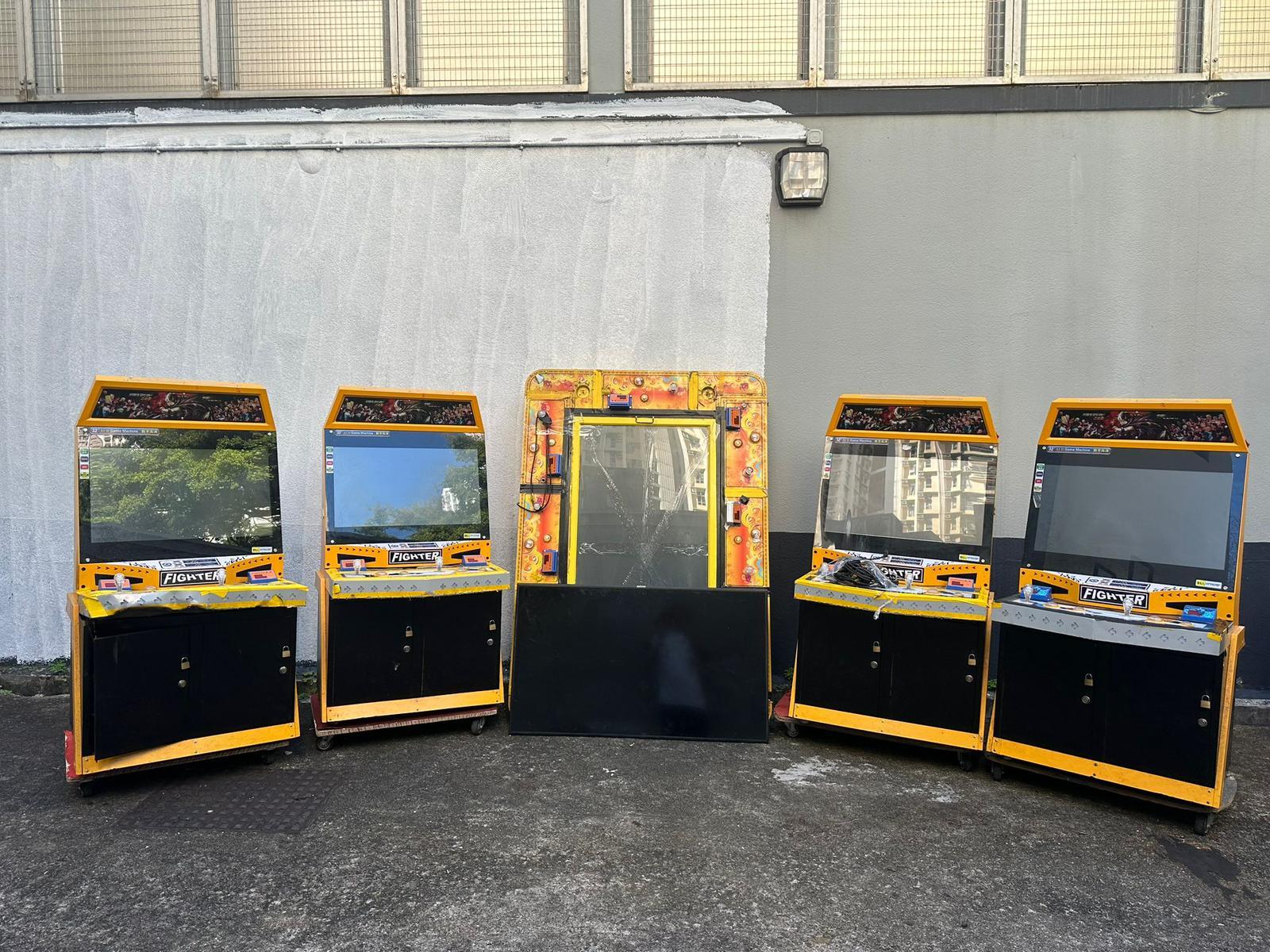 警觀塘搗非法賭檔拘6人，檢釣魚機遊戲卡及500元現金。(警方圖片)