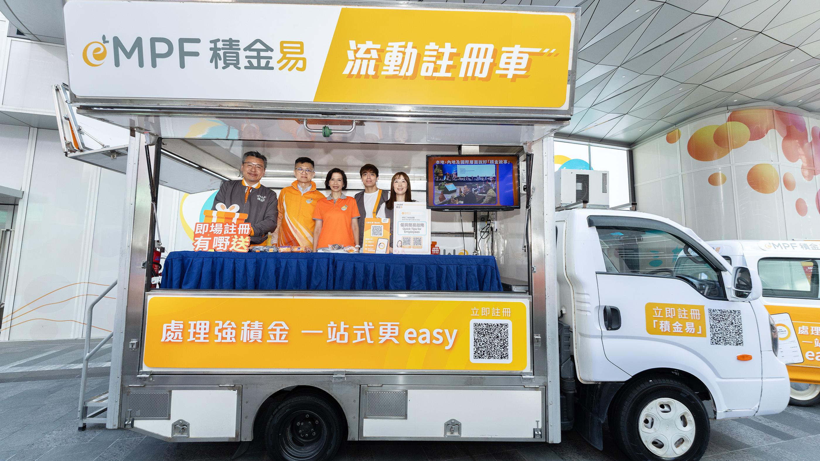 積金易公司成立了車隊，走勻18區。(積金局提供)