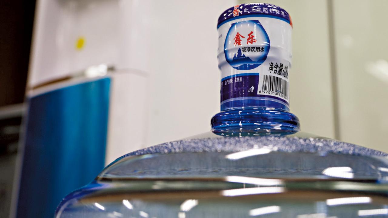 採購懷疑冒牌樽裝 認事件有疏漏 許正宇︰有危有機