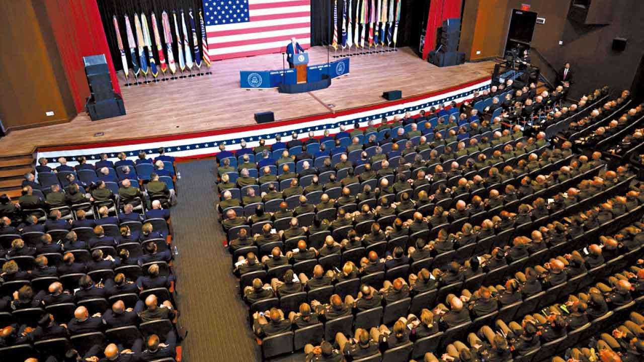 特朗普攘外必先安內