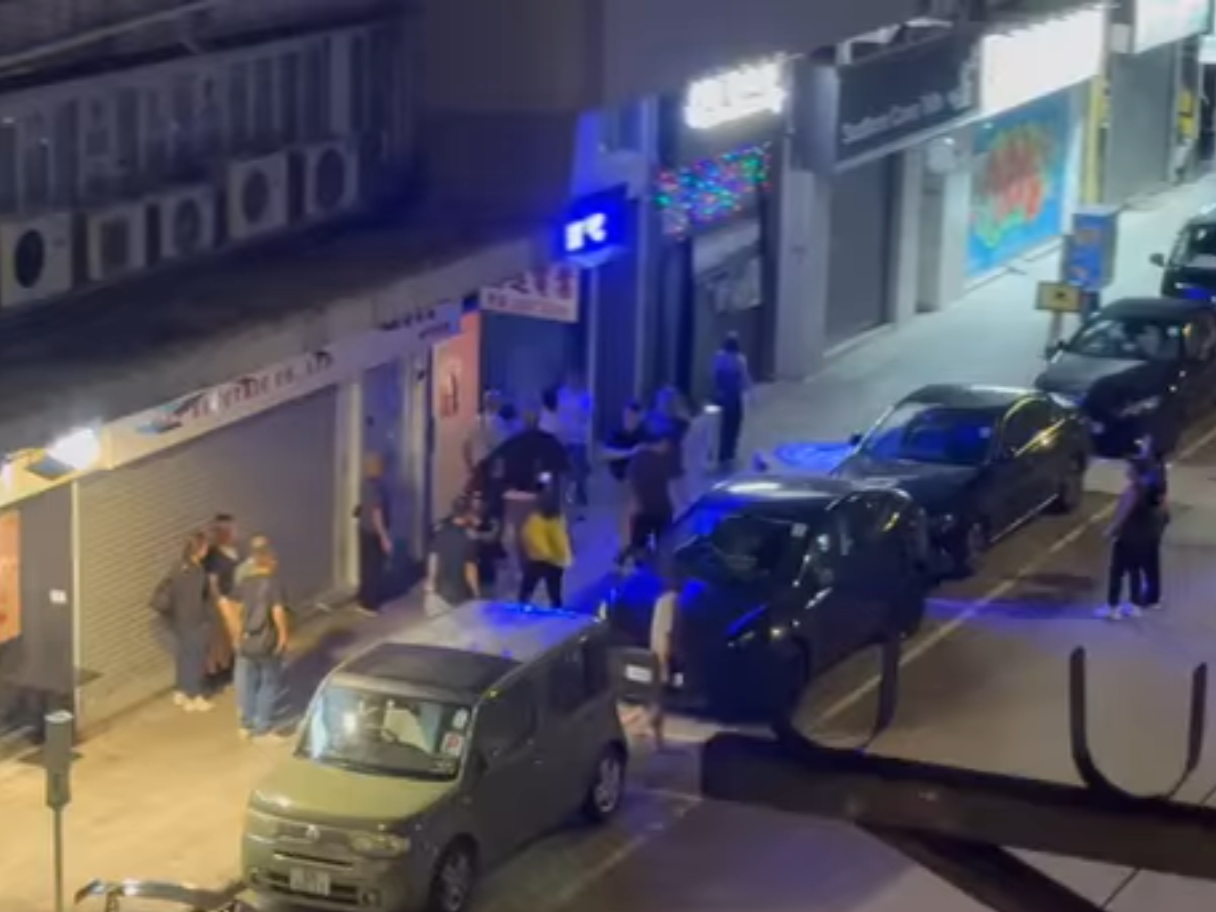 深水埗街頭混戰3男女被捕，警另追緝4名涉案大漢。(網上影片截圖)