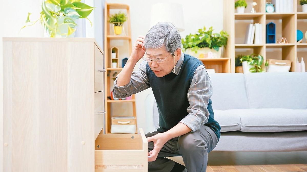 面對認知障礙症的挑戰，最重要的兩件事是早一步察覺和積極預防。對於家庭成員，特別是年輕人，必須有意識地撥出時間與長輩相處，而不是讓手機、工作佔據所有時間。