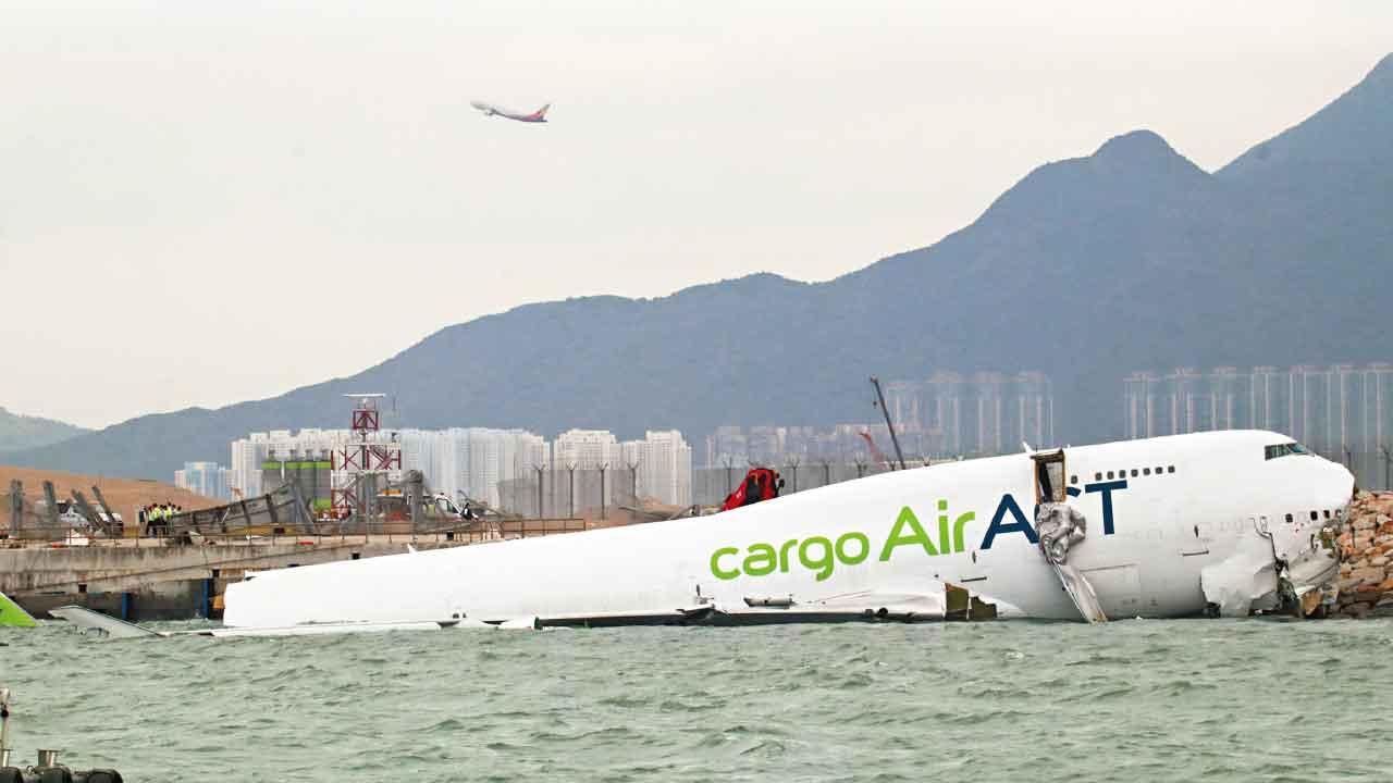 阿聯酋航空貨機 降落後滑出跑道 撞巡邏車墮海 兩機場員工亡