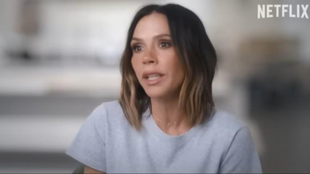 Victoria紀錄片自爆隆胸配合球星太太 縮胸為自家服飾品牌