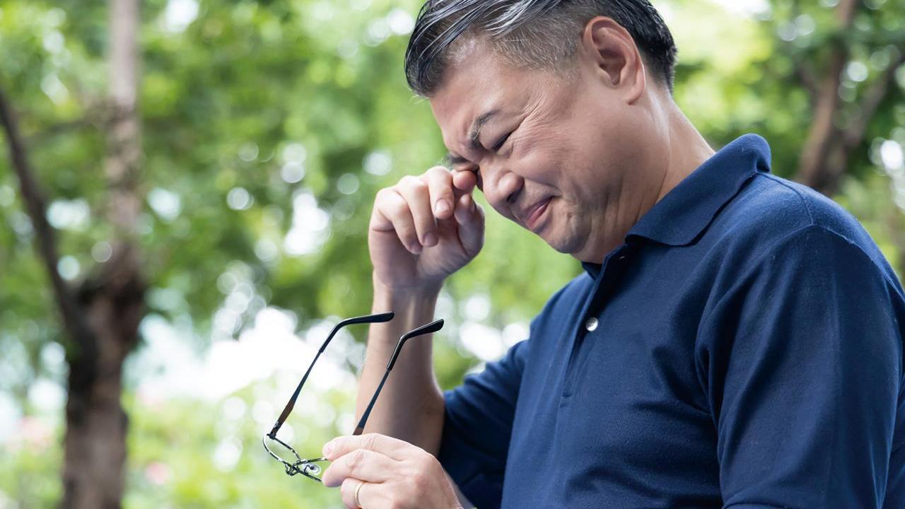 糖尿病對眼睛的影響往往悄然發生。從黃斑水腫、微血管出血，到白內障與青光眼，都是長期高血糖對眼部組織造成的警號。唯有建立固定檢查習慣，搭配良好生活與飲食控制，才能守護清晰視界。