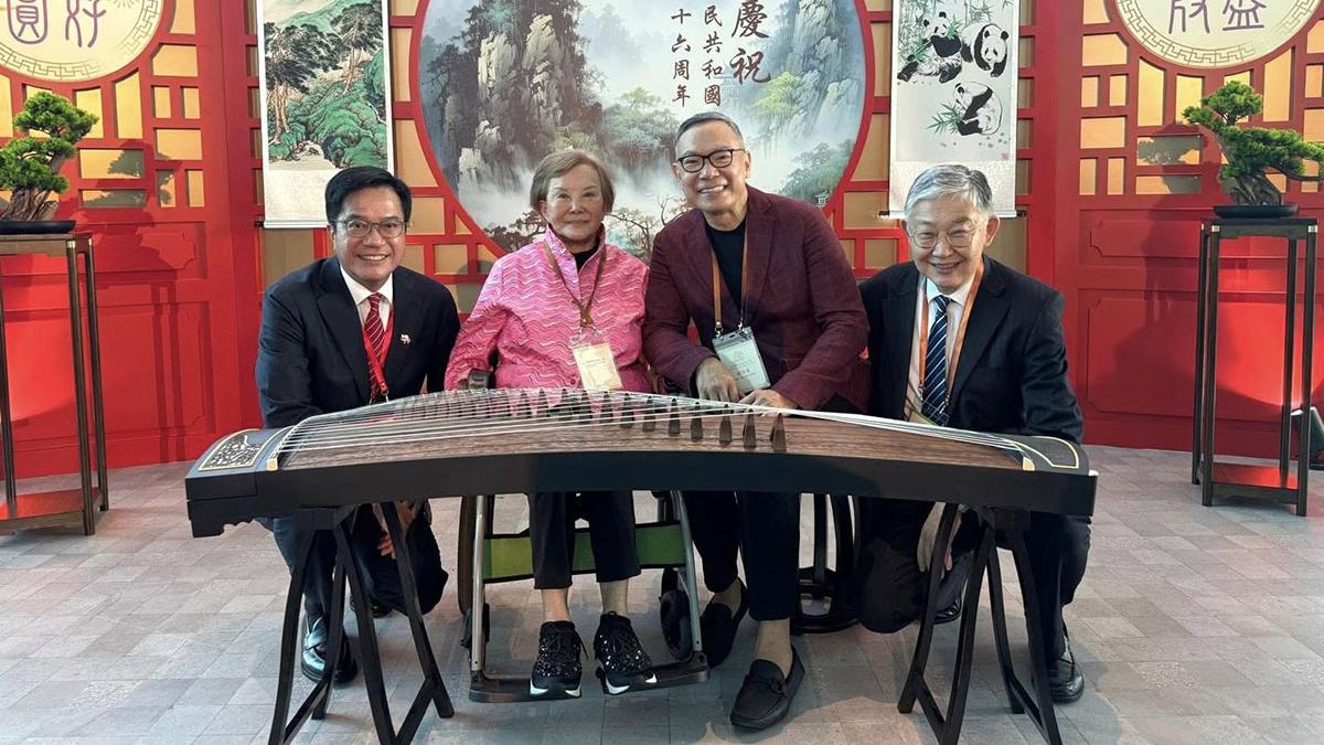 謝偉俊(右二)與白韻琹(左二)出席國慶升旗禮，並與黃偉綸(左一)及施永青(右一)合照。(謝偉俊FB)