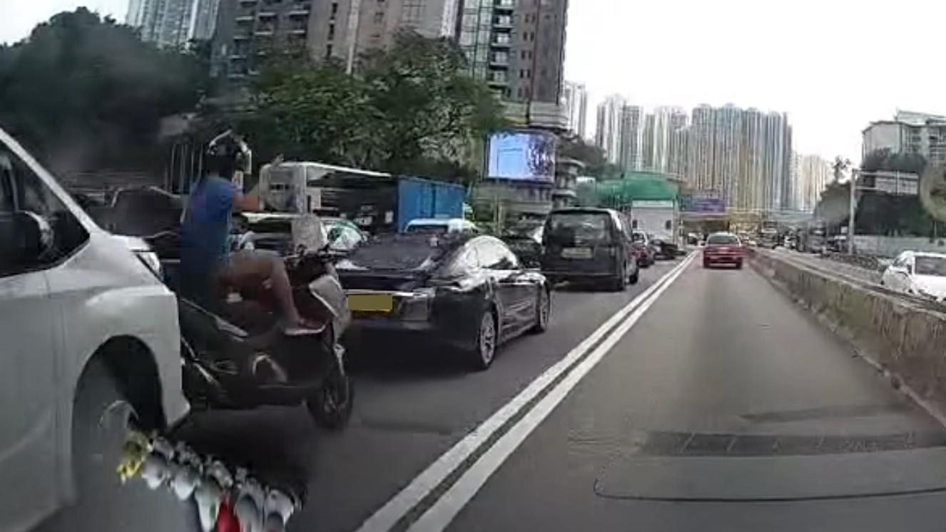 觀塘道發生驚險車禍。（fb「車cam L（香港群組）」圖片）