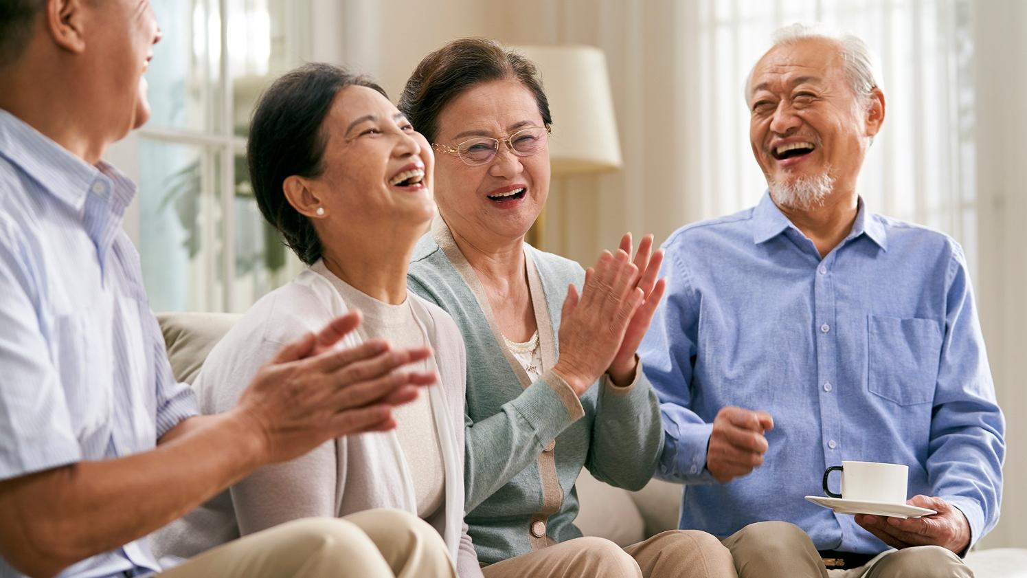 除了生理因素，生活壓力、工作負荷和人際關係也會影響情緒，建議多留意自身狀況，適時調整生活節奏，並保持良好的社會支持，與親友分享心情，有助排解壓力並增強心理韌性。