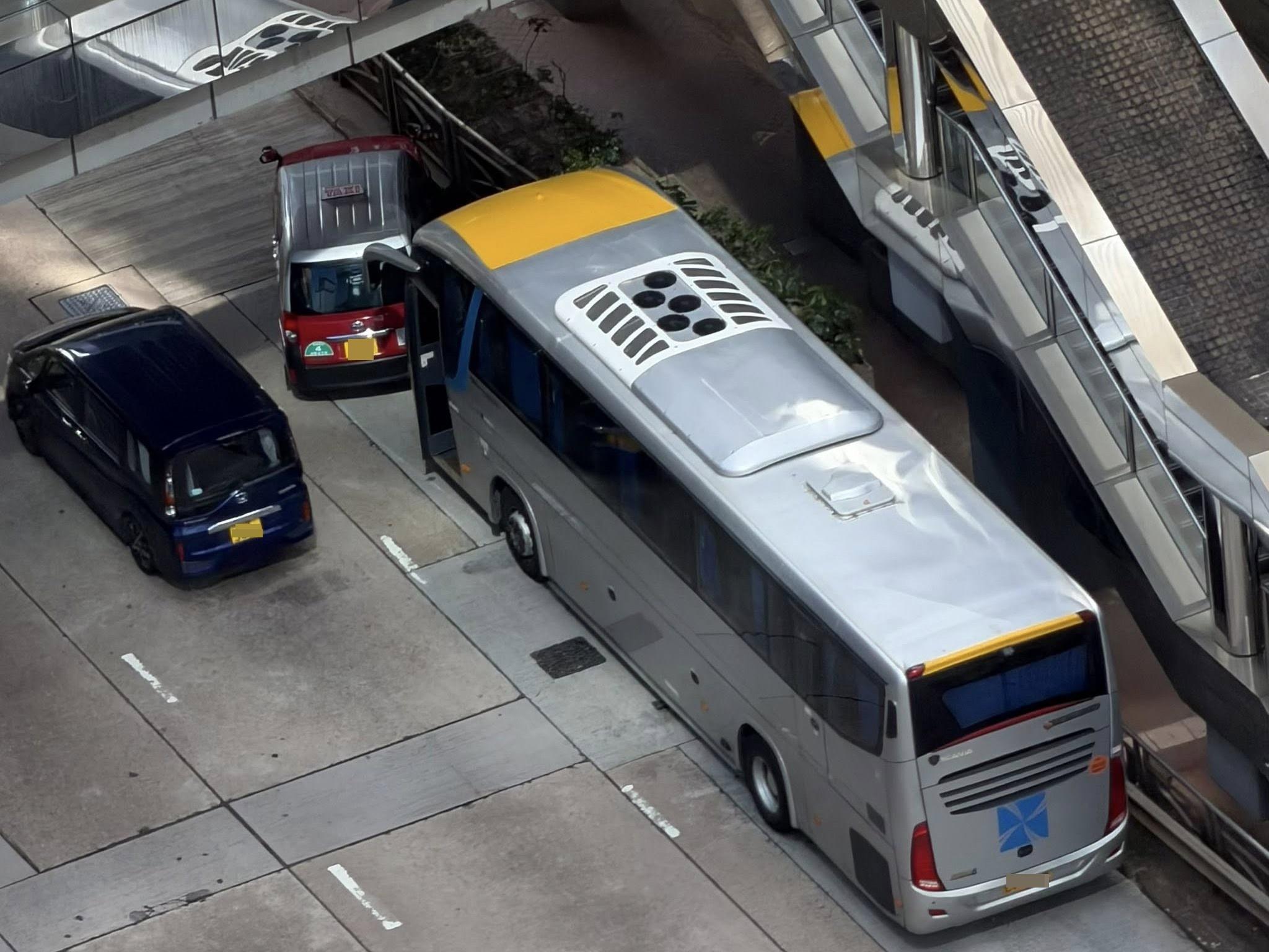 金鐘統一中心外的士旅遊巴相撞，兩司機受傷。(馬路的事 (即時交通資訊台)  )