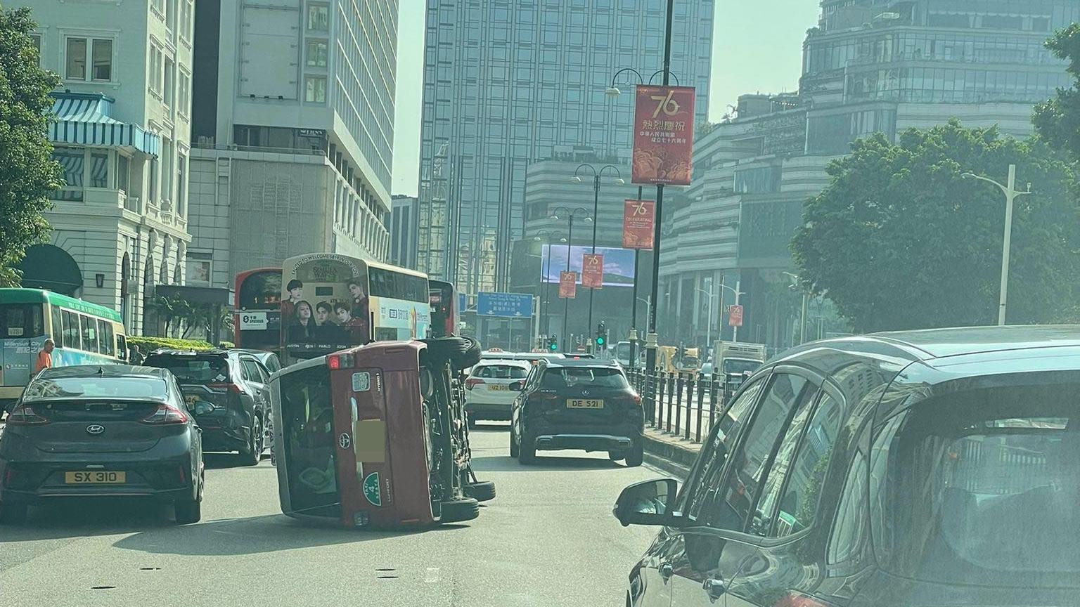 尖沙嘴發生車禍。（fb「馬路的事 (即時交通資訊台)」圖片）