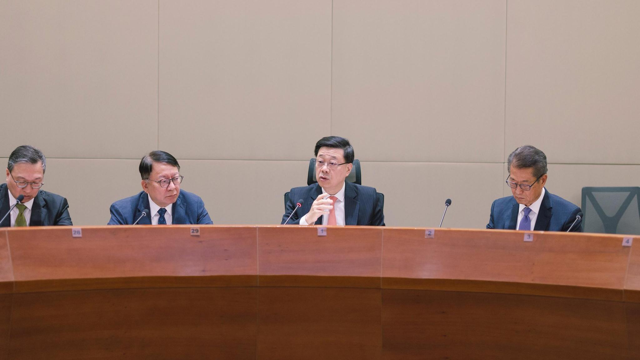 李家超（中）說，學習好貫徹好四中全會精神是重大的政治任務。（李家超社交網站）