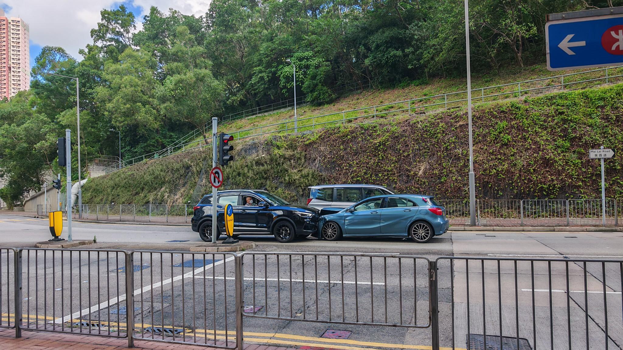 美孚有車輛逆線行駛導致車禍。（fb「馬路的事討論區」圖片）