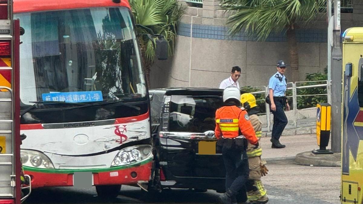 藍田發生涉及校巴的交通意外。（fb「車cam L（香港群組）」圖片）