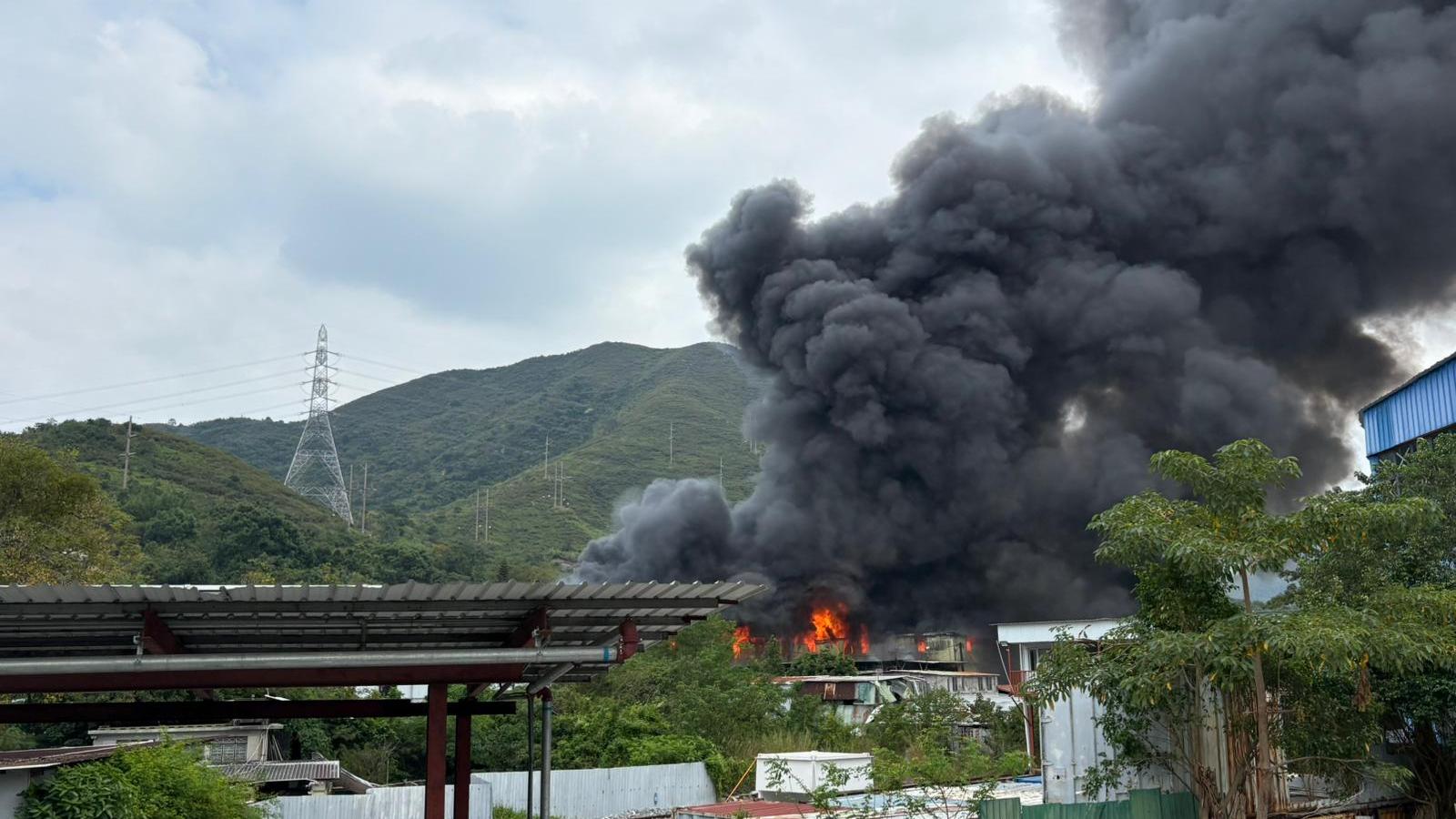 新田麒麟村一個貨倉發生三級火。（fb「香港消防處」圖片）