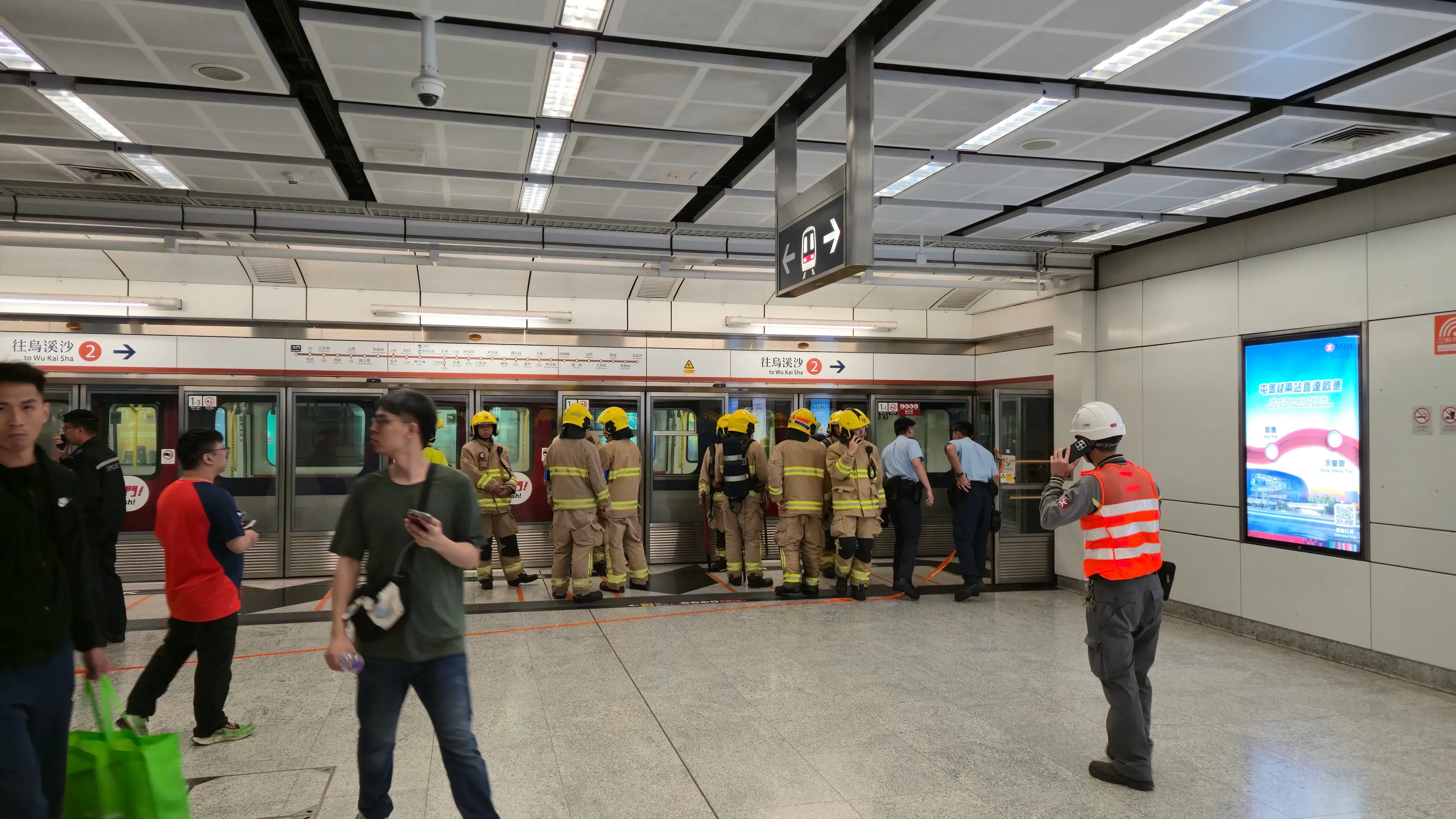 港鐵屯門站列車車底疑冒煙，消防到場戒備約300乘客疏散。(Threads圖片)