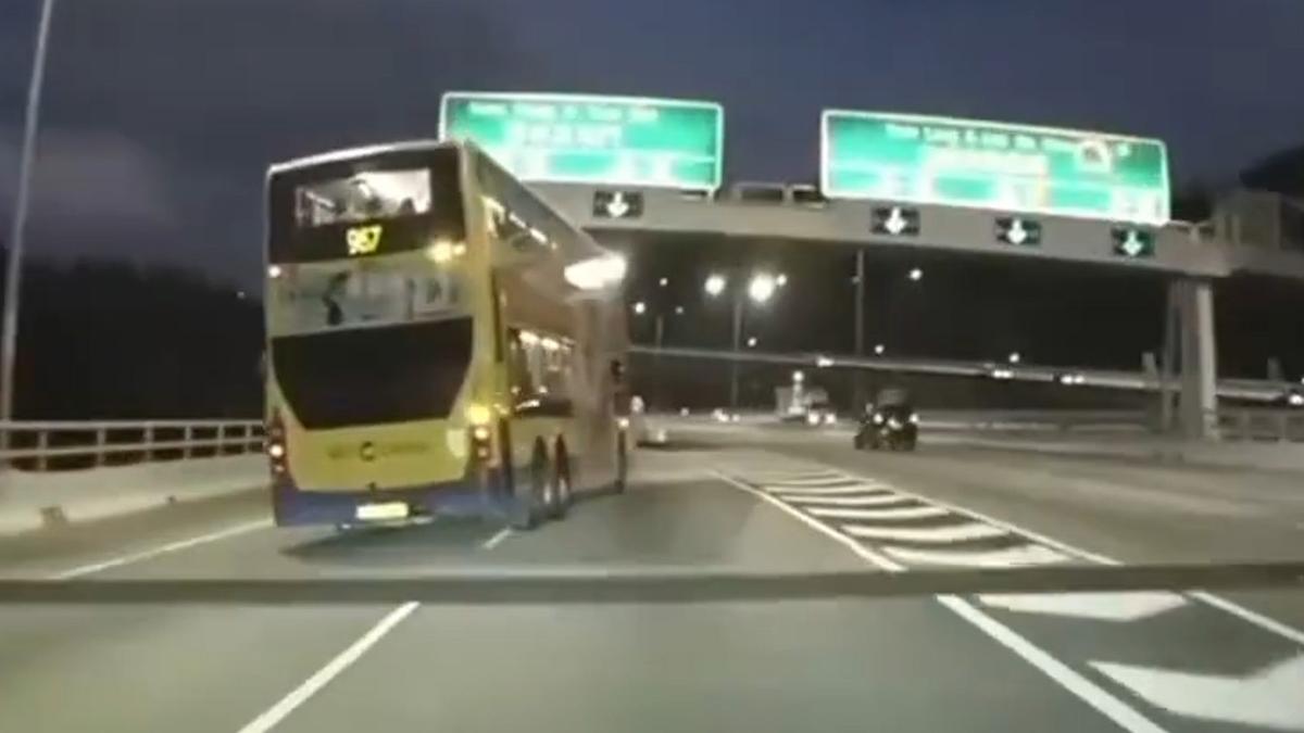 一輛城巴967線巴士疑在汀九橋行錯路，車長急速扭軚橫越兩線返回原路。(網上片段截圖)